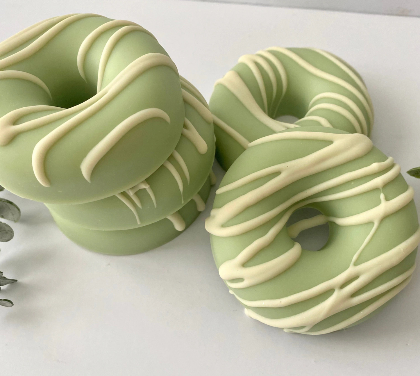 Our Cucumber Melon has a sweet and sour cucumber aroma and a deep green oily note with hints of violet, with a background of sweet, freshly sliced honeydew melon. Smoothly Natural Skin