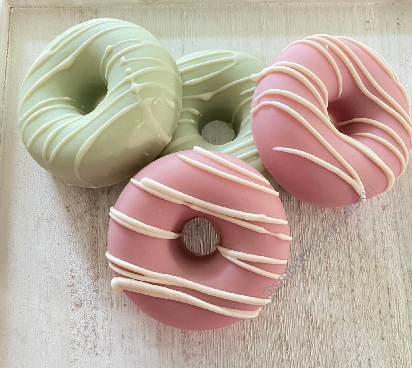 This Strawberry kiwi donut Soap has a wonderful balanced blend of fresh strawberries, rounded out with just the right amount of tart kiwi. Smoothly Natural Skin