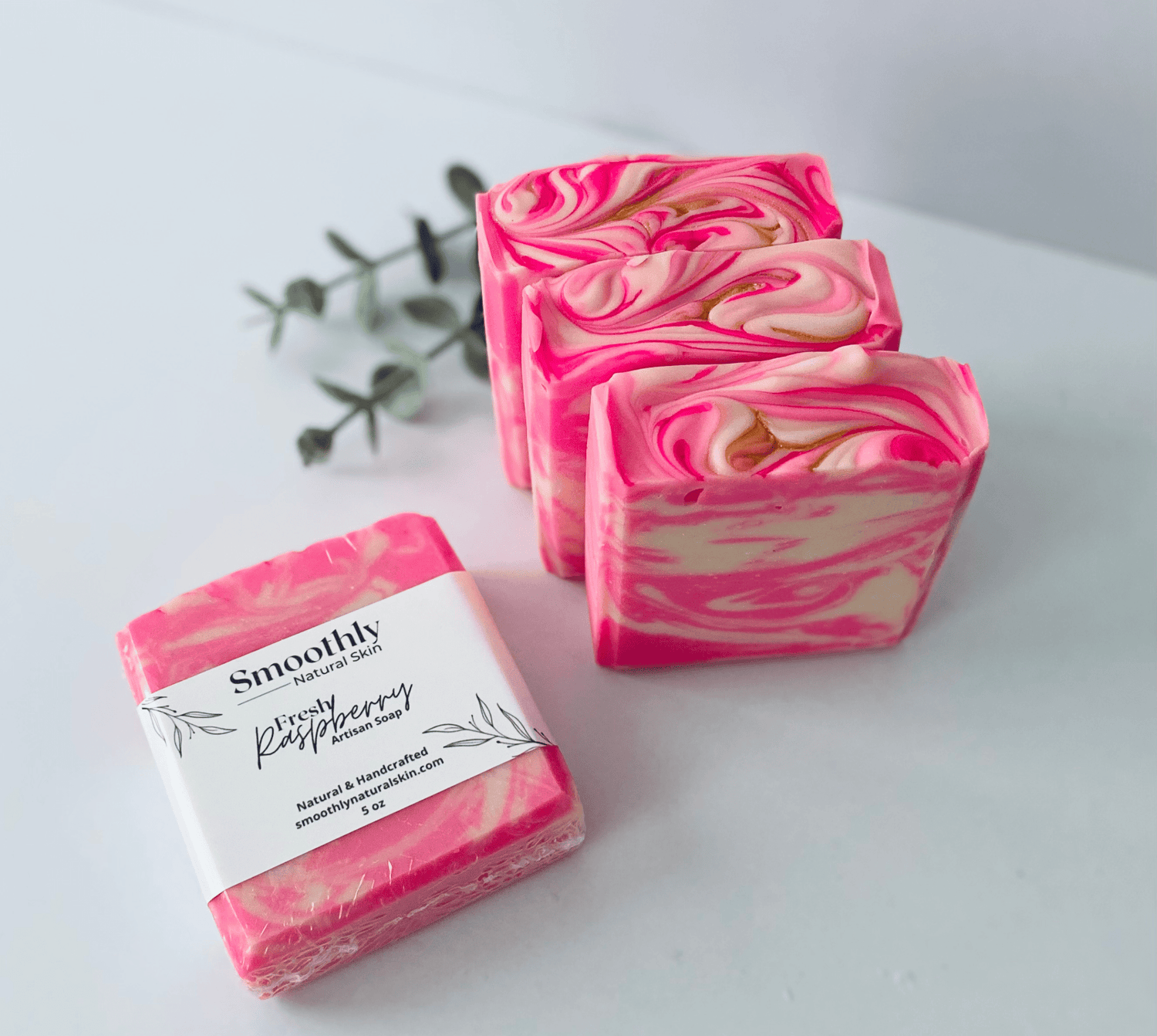Smells like fresh raspberries. This fragrance is delicious!&nbsp;