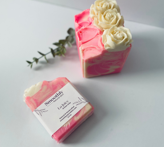 La Juicy Soap; has a mix of wild berry and mandarin wrapped in the floralcy of summer gardenia, pink jasmine and bright honeysuckle enhanced by vanilla praline, soft woods and amber. Smoothly Natural Skin
