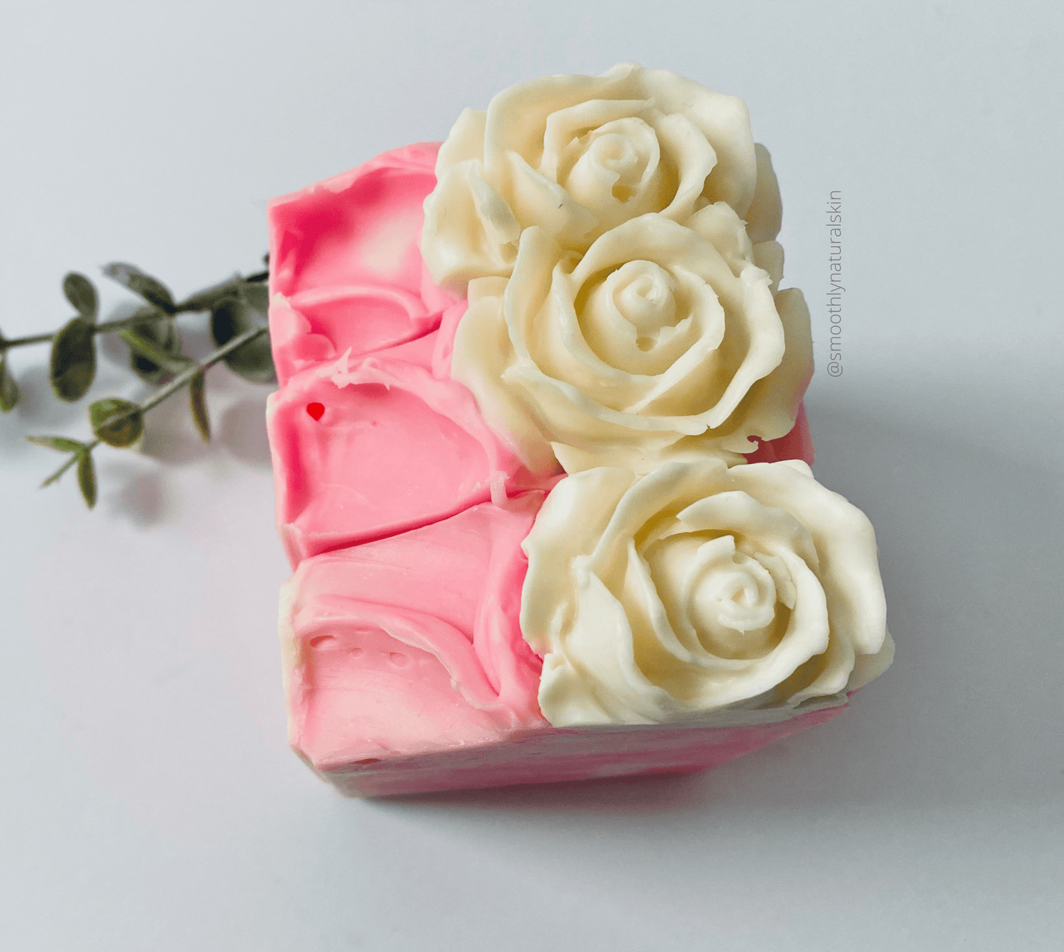 La Juicy Soap; has a mix of wild berry and mandarin wrapped in the floralcy of summer gardenia, pink jasmine and bright honeysuckle enhanced by vanilla praline, soft woods and amber. Smoothly Natural Skin