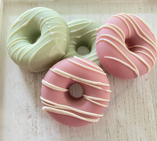 This Strawberry kiwi donut Soap has a wonderful balanced blend of fresh strawberries, rounded out with just the right amount of tart kiwi. Smoothly Natural Skin 