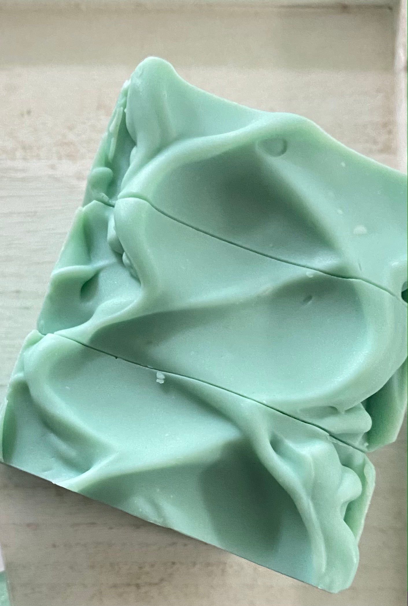 Clean Breeze Soap has a fruity floral blend of peach, watermelon, neroli and jasmine on a dry down of aquatic notes and musk. Smoothly Natural Skin 