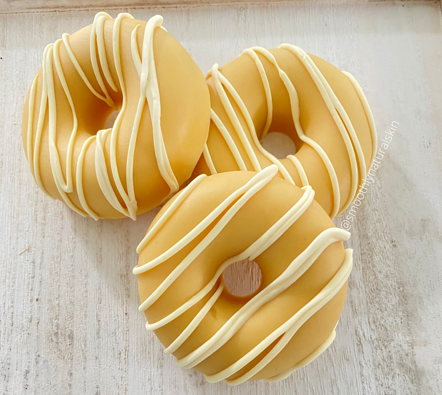 This lemon donut soap has the aroma of a freshly squeezed juicy lemon. Smoothly Natural Skin