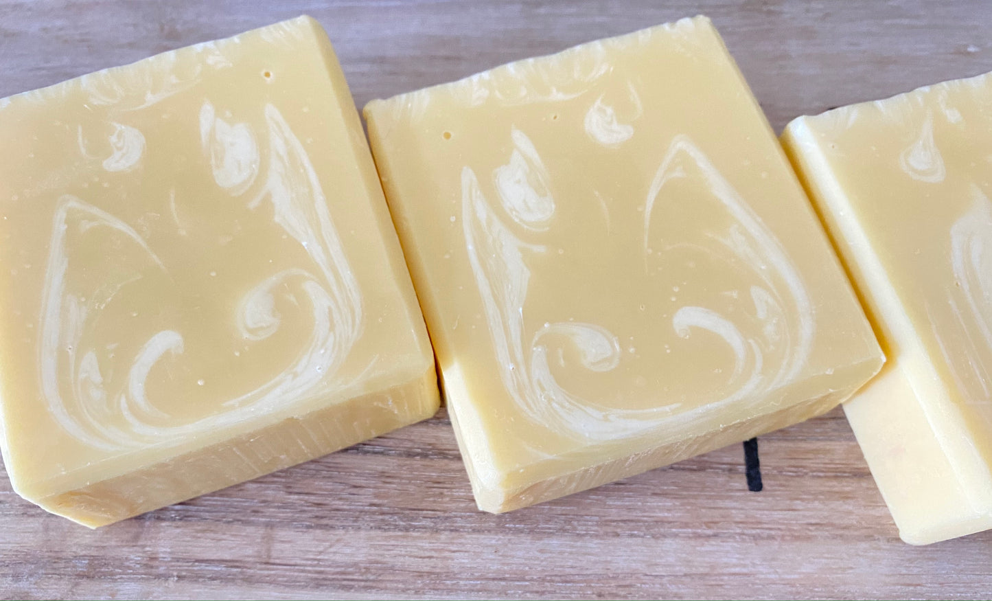 Bergamot Soap is crisp, clean and juicy with a subtle floralcy; the citrus jewel of the Mediterranean (bergamot essential oil) is uplifting and bright. This combination produce a citrus scent. Smoothly Natural Skin 